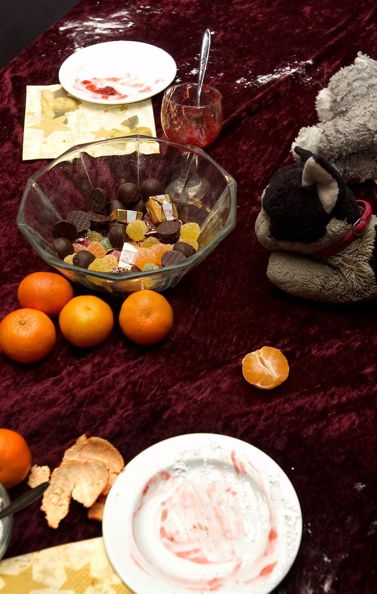 Nuts. Julehistorier behøver ikke nødvendigvis at være fyldt med marcipan, indpakkede overraskelser, kys under mistelten og pebernødder. Giv et tip til helt alternativ højtidslekture. 
