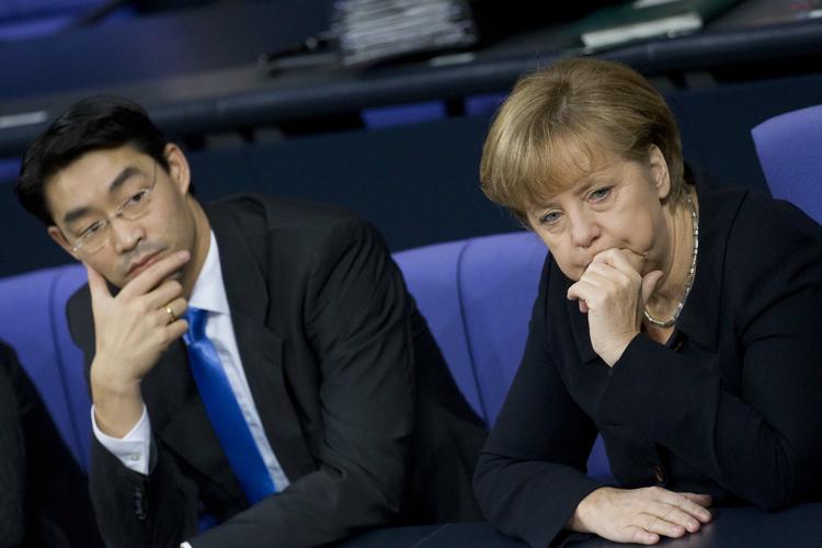 Euro-krise. Såvel Philipp Rösler som Angela Merkel har haft nogle hårde uger, men i dag fik de en opmuntring fra FDP's medlemmer. 