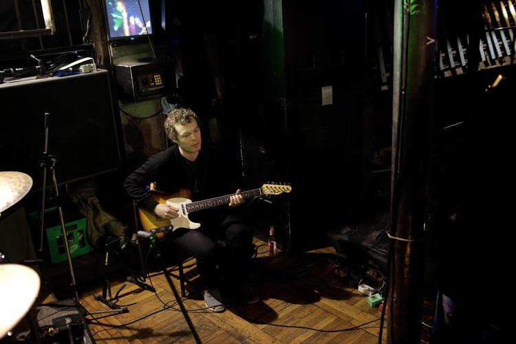 Vægtløs. Stykkerne danner små udforskninger af improvisationens væsen ud fra basale elementer af puls, rundgange, melodier og klangfarver. 