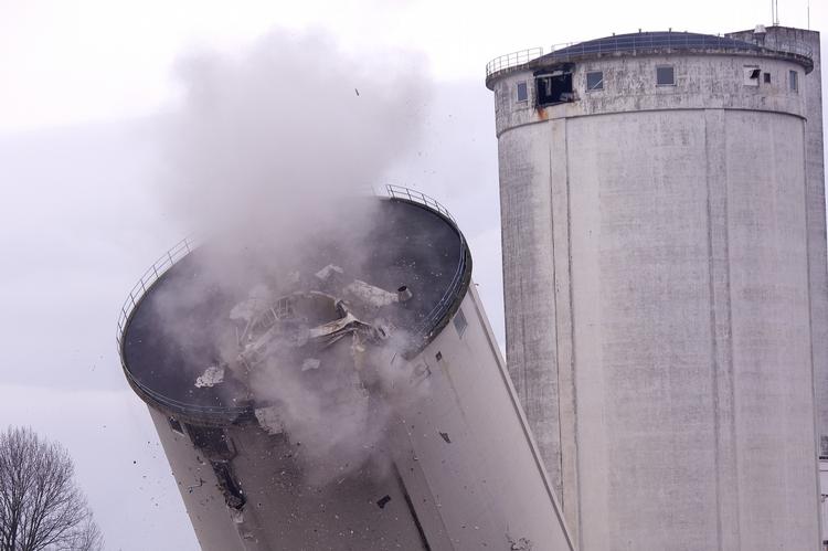 nedlagt. Siden første forsøg på at jævne vestfynsk sukkersilo med jorden har 30 beboere i området været evakueret og boet på hotel. De kan nu flytte hjem igen. 
