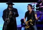 Samspil. Clarence Clemons (tv) og Bruce Springsteen har dannet musikalsk makkerpar i mange år. Nu er Clemons' saxofon blevet stille. 