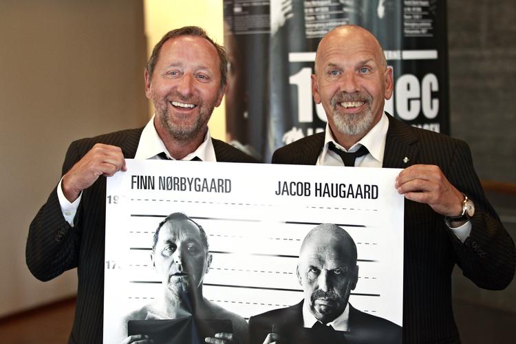 Gensyn. Finn Nørbygaard klippede Jacob Haugaard skaldet ved et pressemøde tidligere i år. Håret blev udloddet på eBay og køberen Fik en rolle i 'Den sidste rejse'. 