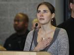 Fri. I 2009 blev Amanda Knox fundet skyldig i mordet på en britisk udvekslingsstuderende, 21-årige Meredith Kercher, men dommen blev omstødt i oktober i år, og nu er den 24-årige amerikaner atter hjemme i Seattle, USA. 