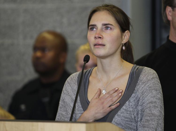 Fri. I 2009 blev Amanda Knox fundet skyldig i mordet på en britisk udvekslingsstuderende, 21-årige Meredith Kercher, men dommen blev omstødt i oktober i år, og nu er den 24-årige amerikaner atter hjemme i Seattle, USA. 