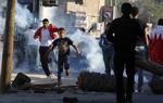 Bahrain har været præget af demonstrationer de seneste måneder. Her er det fra i går i byen Diraz, hvor det kom til kampe mellem demonstranter og politi. 