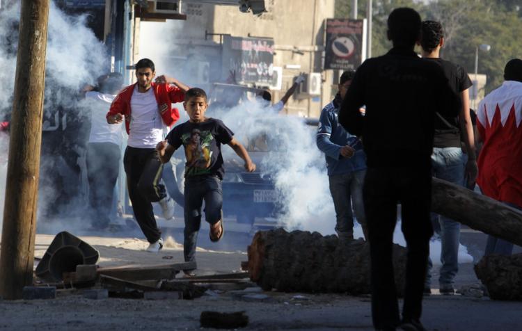 Bahrain har været præget af demonstrationer de seneste måneder. Her er det fra i går i byen Diraz, hvor det kom til kampe mellem demonstranter og politi. 