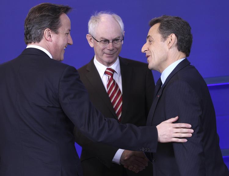 toppen. EU-præsident Herman Van Rompuy (midten) hilser på den britiske premierminister, David Cameron (tv), og den franske præsident, Nicolas Sarkozy. 