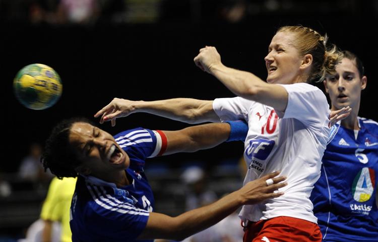 BANG. Der blev gået til den i begge ender af banen. Her er det Christina Krogshede i infight med franske Amelie Goudjo. 