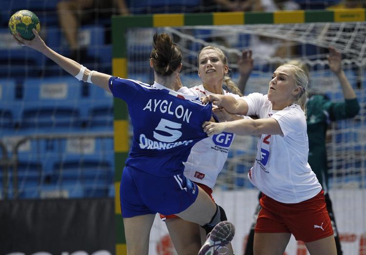 OVERARBEJDE. De danske spillere havde svært ved at tøjle deres franske modstandere. 