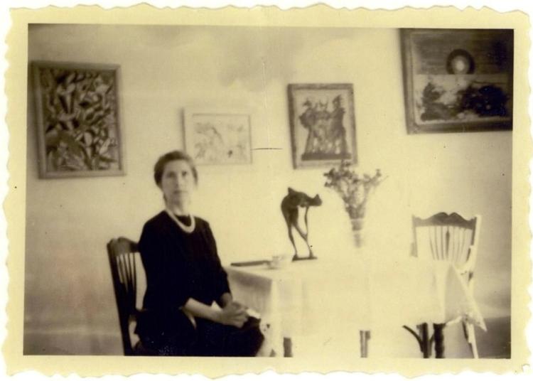 Bedstemoder. Når Helene Beltracchi solgte malerierne, viste hun dette foto af sin 'bedstemor' med malerierne i baggrunden. Kvinden er Helene Beltracchi selv og malerierne er falsknerier. 