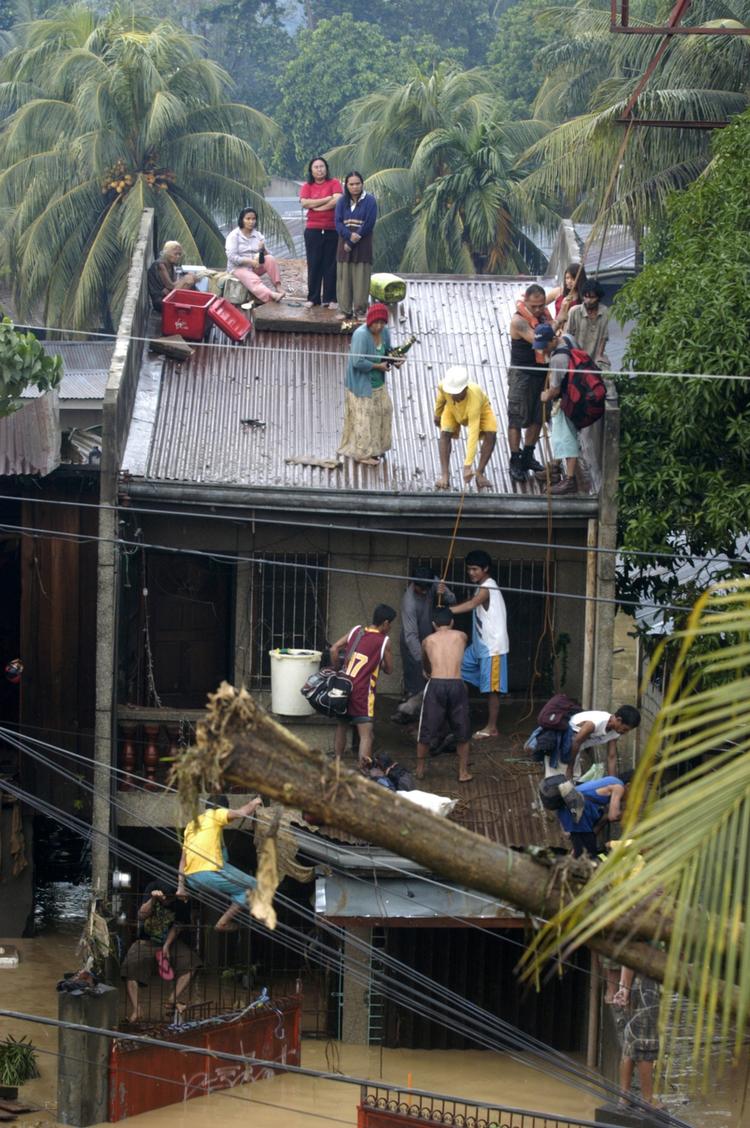 Katastrofe. Cagayan de Oro, en havneby på øen Mindanao, er hårdt ramt af stormen. Her blev der tidligere meldt om 70 omkomne, senere 97. 