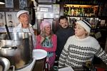 Skuffende. Sceneversionen af 'Krysters Kartel' med de skæve fiktive eksistenser, der alle på en eller anden måde er vokset forkert fast i tilværelsen, fungerer ikke på scenen. 