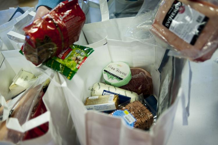 Julemad. Mødrehjælpen har modtaget 3.000 ansøgninger om hjælp til mad og gaver. Der er dog kun halvt så mange penge at give af i år. 