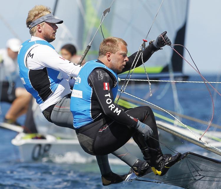 MEDALJEKANDIDAT. Danmarks eneste mulighed for medalje ved VM i sejlsport knytter sig til Simon og Emil Toft Nielsen, men de skal næppe forvente hjælp fra deres landsmænd i søndagens medarace. 