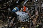 Uvejr. Redningsfolk knokler på højtryk for at redde de mange filippinere, der har lidt under stormen Washis hærgen. 