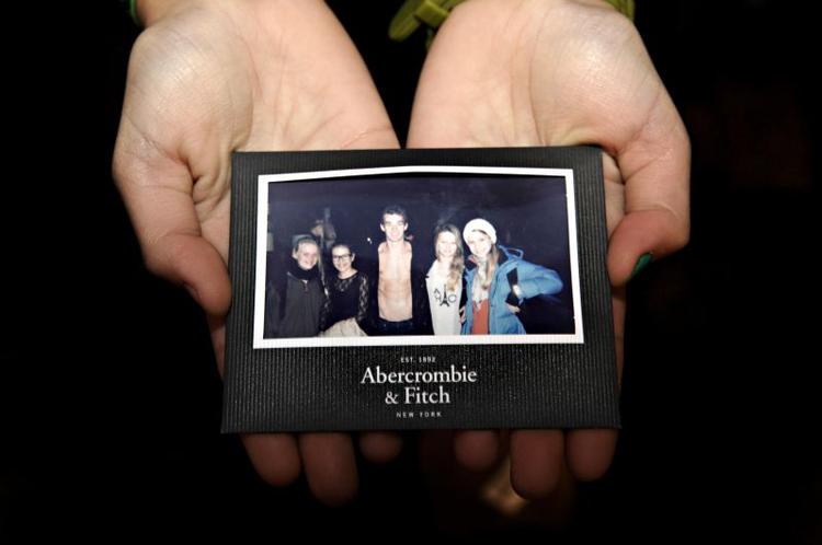 Sixpack. I tøjbutikken Abercrombie &amp; Fitch kan kunderne posere sammen med butikkens muskuløse modeller og få et polaroid-foto med hjem som souvenir. 