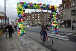 Åbningen af den cykelvenlige Nørrebrogade skete med kælk- og lanterneworkshop, risengrød og honninghjerter i gaderne og en æresport af balloner - sidstnævnte på Dronning Louses Bro. 