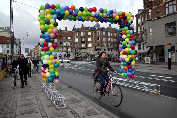 Åbningen af den cykelvenlige Nørrebrogade skete med kælk- og lanterneworkshop, risengrød og honninghjerter i gaderne og en æresport af balloner - sidstnævnte på Dronning Louses Bro. 