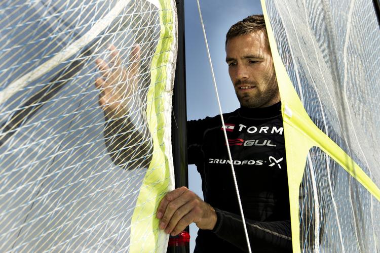 forundret. En protest fra egne rækker havde Jonas Warrer ikke lige forventet efter dagens sejladser, hvor han og Søren Hansen ellers havde sejlet sig op på femtepladsen. 