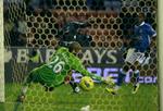 Scoring. Chelsea's Daniel Sturridge sender bolden ind forbi Wigan-målmand Ali al Habsi. 