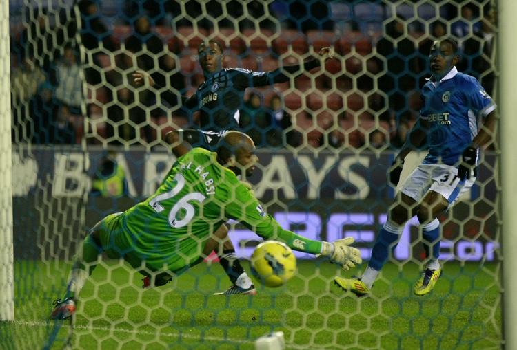 Scoring. Chelsea's Daniel Sturridge sender bolden ind forbi Wigan-målmand Ali al Habsi. 