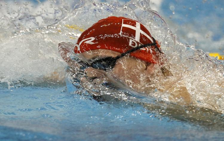 suveræn. Verdens hurtigste tid i 800 meter fri uden brud af superdragter leverede Lotte Friis til aften i Atlanta. 