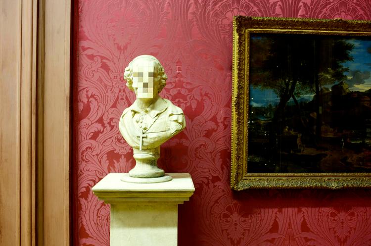 Provo-kunst. Den britiske kunstner Banksy skriver sig med sit værk 'Cardinal Sin' ind i debatten om den katolske kirkes misbrugsskandaler. 