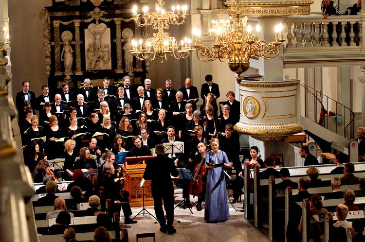 Klasse. Der var stil over Sokkelund Sangkor. Her med altsolisten Kristina Wahlin og dirigent Morten Schuldt-Jensen. 