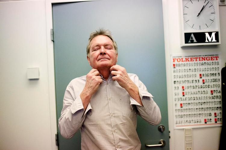 Magtskifte. For journalisterne  i Spejlsalen synes den ny regering allerede at være rutine. Men Enhedslistens Frank Aaen har ikke  helt vænnet sig til sin nye adgang  til magten. 