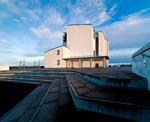 Robust. Inspirationen fra Jørn Utzon  fornægter sig ikke i Fogh &amp; Følners  nye kirke med dens buede linjer over  et hævet plateau. 