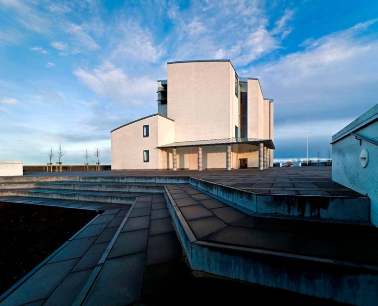 Robust. Inspirationen fra Jørn Utzon  fornægter sig ikke i Fogh &amp; Følners  nye kirke med dens buede linjer over  et hævet plateau. 