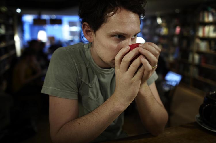 mikro-litteratur. Kvalitetslitteratur skyder frem som her i Løve's Bog- og VinCafé i Aarhus, hvor Kenny Jess Brandt også har åbnet forlag - passende for en vincafé med Bukowskis alkoholsvømmende debut, 'Ekstrabudene'. 