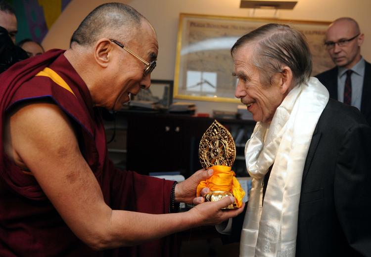 Farvel. Sidste gang Vaclac Havel (th.) viste sig offentligt var for en uge side,  da han mødte sin ven gennem mange år Dalai Lama hjemme i Prag. 