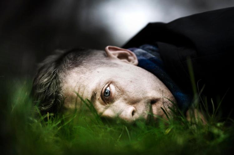 Øjeblik. Det ene øjeblik var Jeppe Hein en stor mand med lidt for meget at lave, det næste øjeblik skulle der ingenting til for at få ham i knæ. 