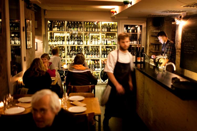 Manfreds har udvidet med flere vin og siddepladser. Maden er stadig i top, bl.a. oksetataren med sennepscreme.