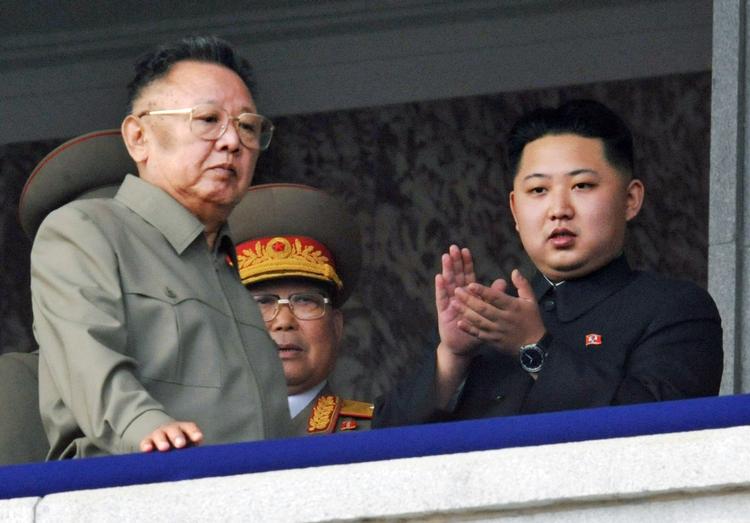 Efterfølger. Afdøde Kim Jong-Ils (tv.) søn Kim Jong-Uns (th.) fotograferet, da de sammen gæstede en parade i anledning af Nordkoreas regeringspartis 65. fødselsdag i oktober 2010. 
