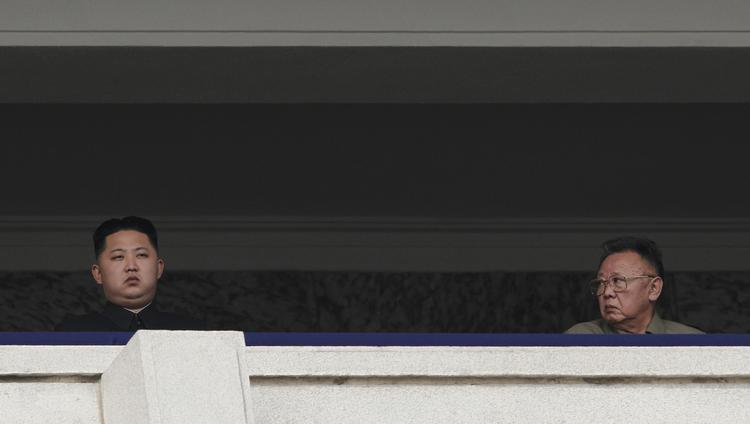 Leder. Der findes kun få officielle billeder af Kim Jong-Un (tv), som her ses sammen med sin nu afdøde far , Kim Jong-Il. 