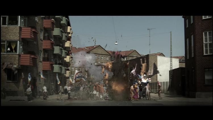 digi-discount. »Vi har en eksplosionsscene, hvor 30 mennesker flyver rundt i luften. Det er lavet digitalt, og det ville jeg slet ikke have givet mig i kast med, hvis jeg ikke havde Marius’ computer«, siger Lasse Spang Olsen. 