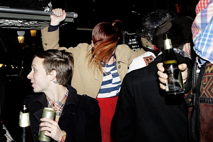 Fest. Ved midnatstid begyndte festen for alvor at tage fart. 