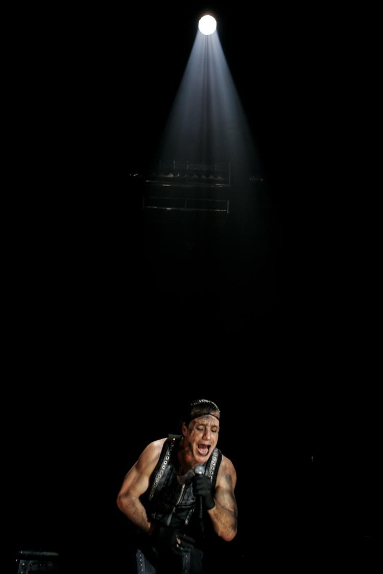Hjemve. Eksil-østtyskerne i Rammstein solidariserer sig med alverdens immigranter og udstødte, på deres nye opsamlingsalbum. 