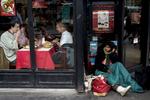 Snart vil man ikke finde tiggere og hjemløse ved Paris' store turistattraktioner. 