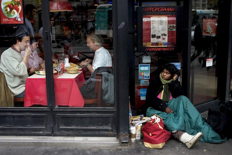 Snart vil man ikke finde tiggere og hjemløse ved Paris' store turistattraktioner. 