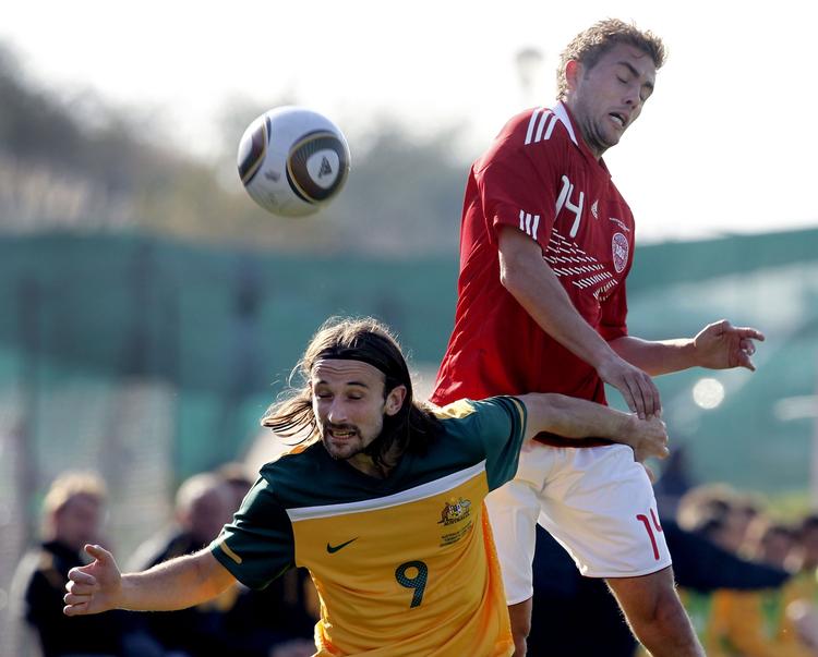 Test. Jakob Poulsen i nærkamp med Australiens Josh Kennedy i Sydafrika sidste sommer. 