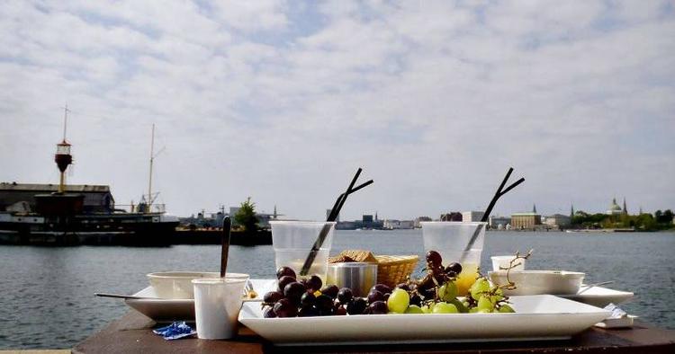 Det nære. Kombinationen af brunch, solopgang over Langelinie og brasilianske rytmer gør Halvnandet til et oplagt sted at starte storbyferien i København, mener læser Helena Munch Bendixen. 