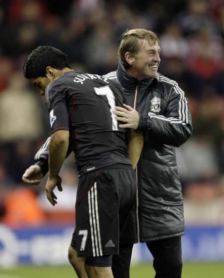 Talentjagt. Kenny Dalglish vil skrive kontrakt med ung nordirer, som på sigt skal tage kampen op med en superstjerne som Luis Suarez. 