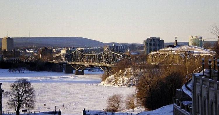 Udsigt over Ottawa River og Alexandra Bridge. 
