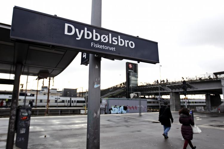 Forvirring. Dybbølsbro har fået nyt navn - næsten-. Nu hedder det også 'Fisketorvet' på stationen på Vesterbro. 