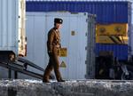 Spænding. En nordkoreansk soldat patruljerer på grænsen til Sydkorea. 