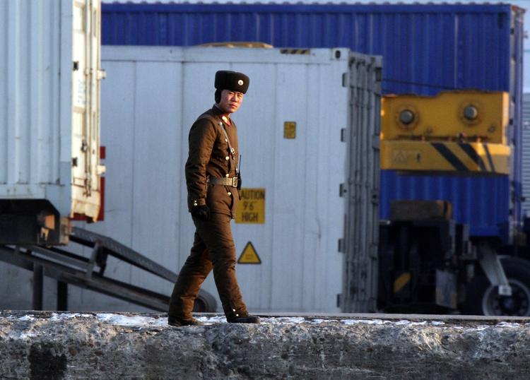 Spænding. En nordkoreansk soldat patruljerer på grænsen til Sydkorea. 