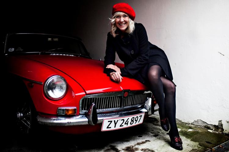 DESIGNFREAK. Vivienne McKee jublede, da hun fik en klassisk MGB sportsvogn i fødselsdagsgave af sin mand. Trods det danske vejr lufter hun den langt oftere, end hun ville gå med f.eks. et kostbart diamantsmykke. 